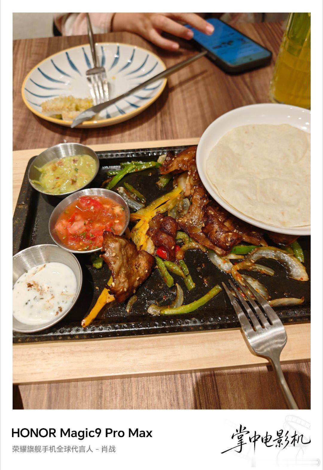 必胜客有点意思整了个小炒肉卷饼，没筷子真不习惯​​​