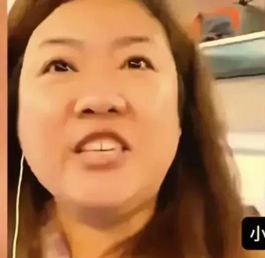江苏苏州，一女子在商场试衣间换衣服时，突然发现隔板下方有个手机正在拍摄。她吓得尖
