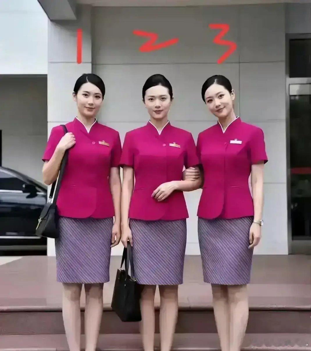 三人里藏着一位未婚，一眼就能看出是谁，太明显了