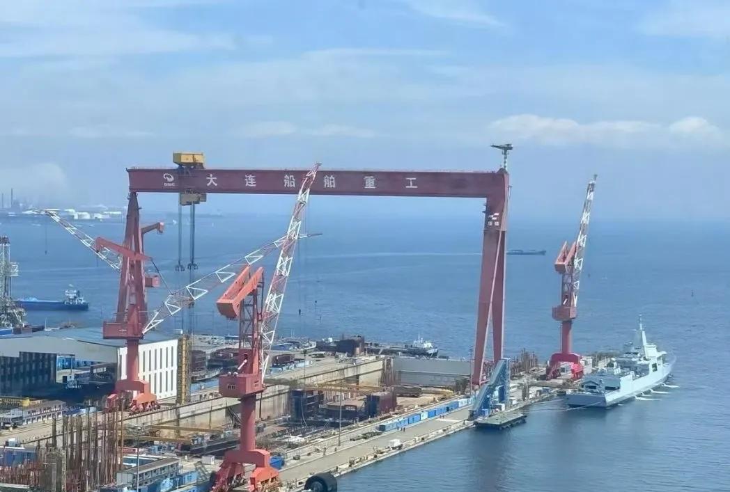 分段已经开始入坞组装，船体隔段层这么厚，远比寻常民船厚很多，还会是LNG之类的的