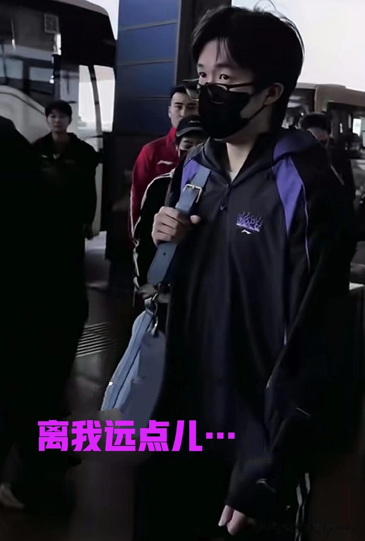 威武的男乒队长：离我远点儿…王楚钦走出酒店，喜欢他的球迷，都希望能与自