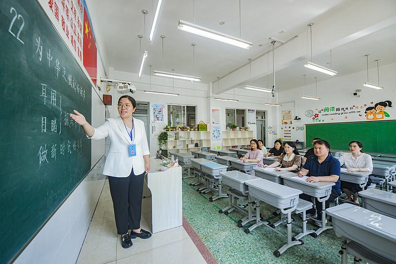 优秀教师荣誉取消了，以后评职称要卷公开课了吗？有老师吐槽：攒了一堆优秀教师、