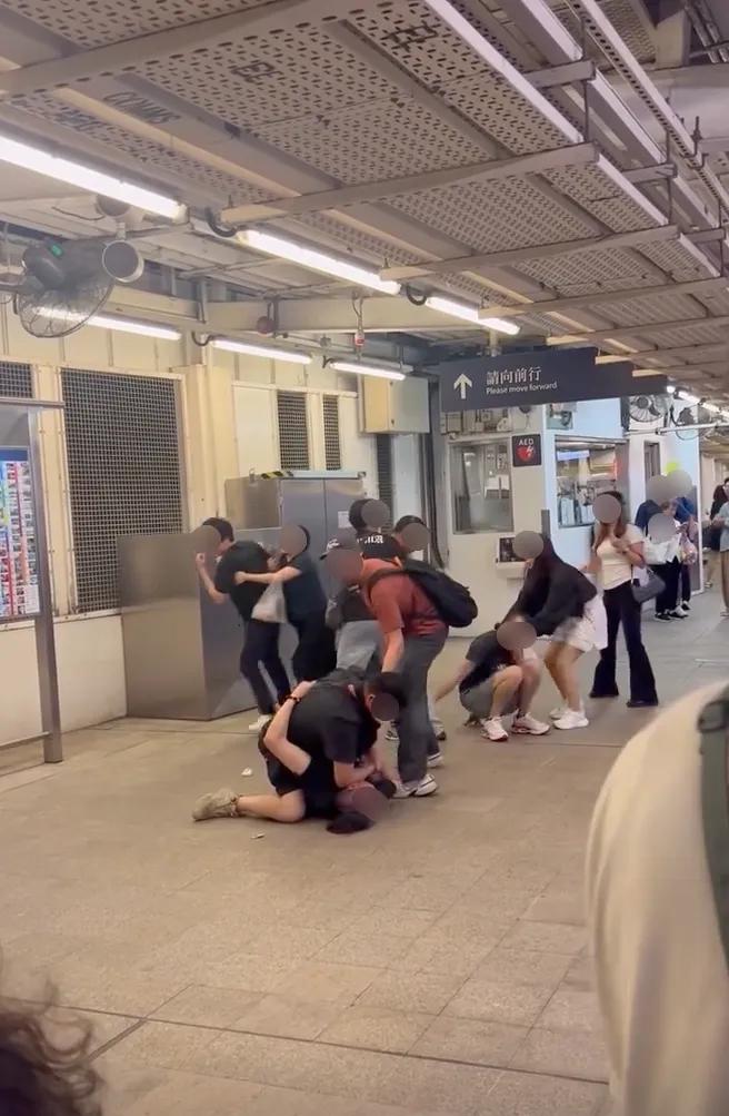 近日罗湖站发生“多人混战”！原因令人沉默……！东铁线罗湖站月台发生“多人混战”，