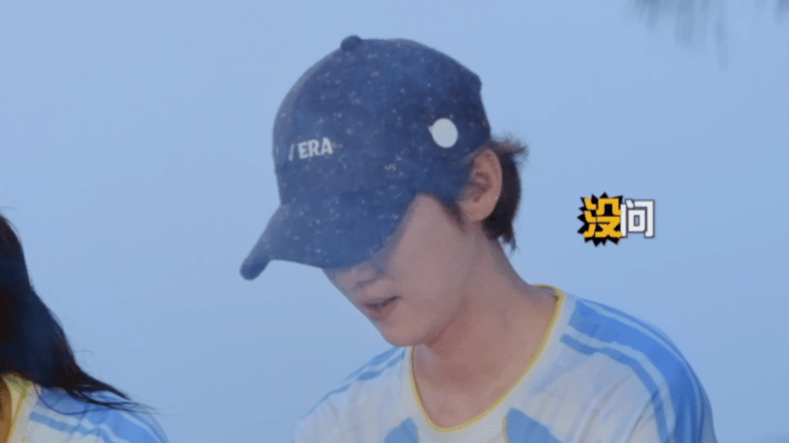 邓超翘兰花指吃烧烤邓超吃鹿晗烤串吃出童年味道哈哈哈哈哈一根烤串一份欢喜，超哥姿