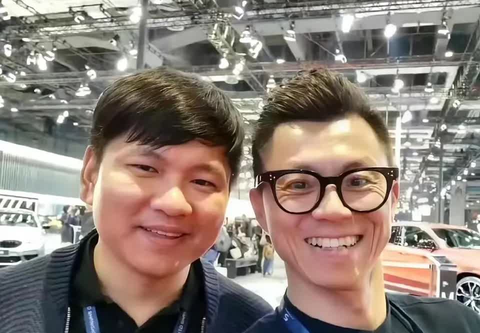 曾经陈震是韩路的下属，拍照明显抢镜了，现在陈震的实力超越韩路，车圈最贵，韩路