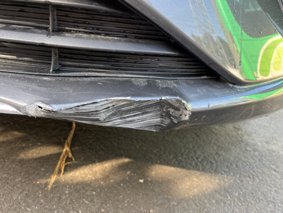 开出车库的时候不小心碰到了，问4s店说需要更换前保险杠需要一千多，建议我走保险，