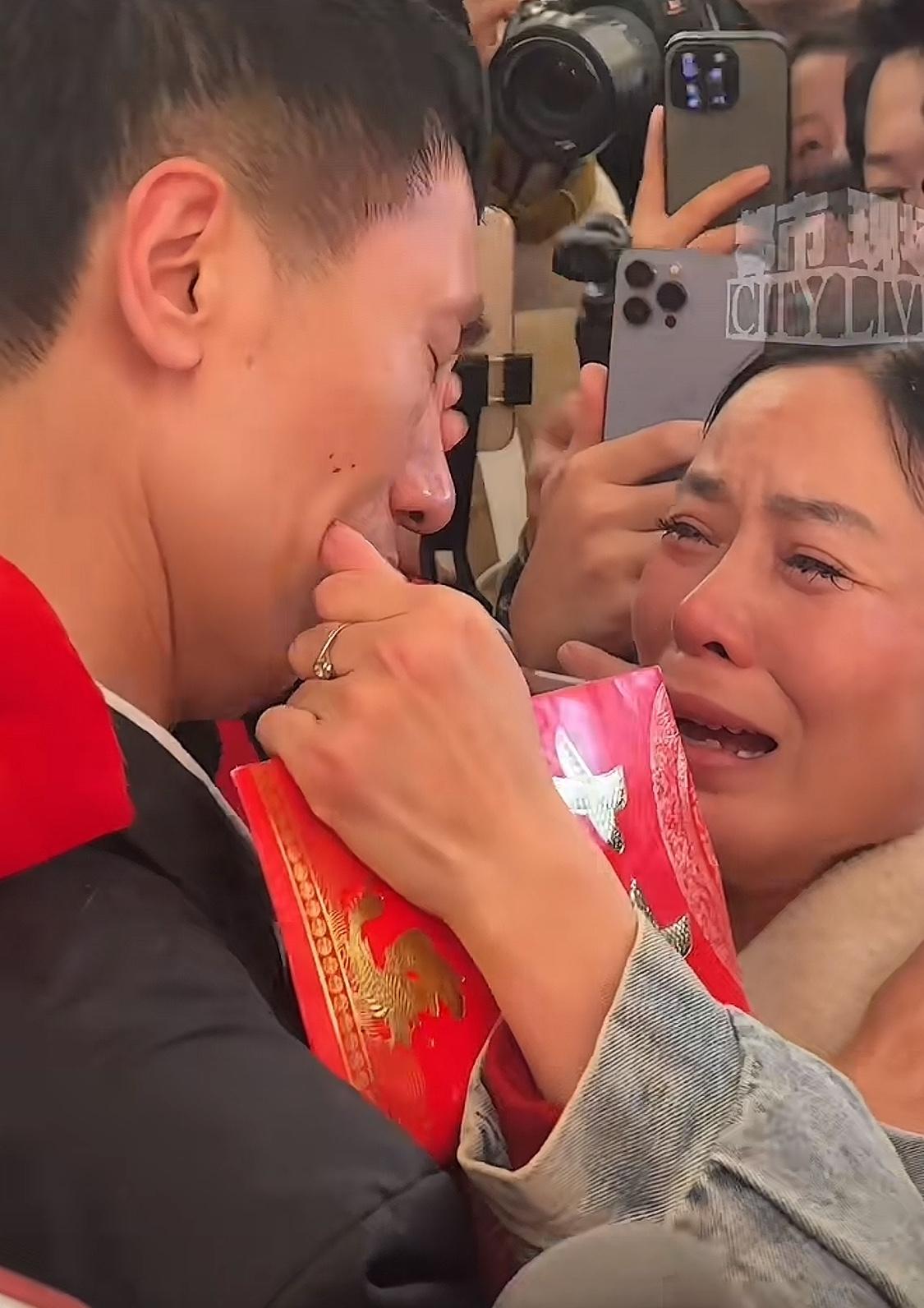 李鑫回应：认亲第二天和姐姐闹矛盾是一个误会，当时以为姐姐是逼他把户口迁过来。去帽