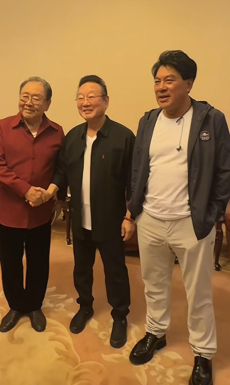 10月10日，蒋大为、朱军、杨洪基、姜昆、于谦、董浩等人一起参加活动的画面曝光，