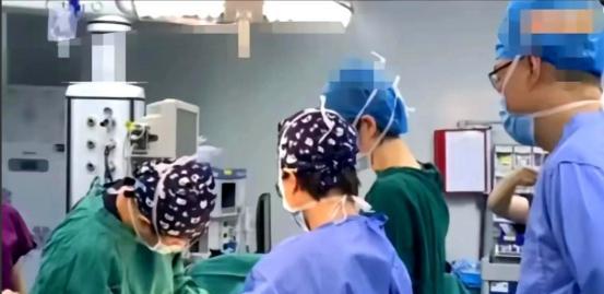 西安27岁聋哑孕妇，丈夫边防战士两月前牺牲，她去医院生孩子，肚子上贴纸条：他叫某