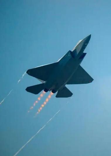 歼-20真能被四代机击落？美国专家的“咬尾战术”论调为何站不住脚？