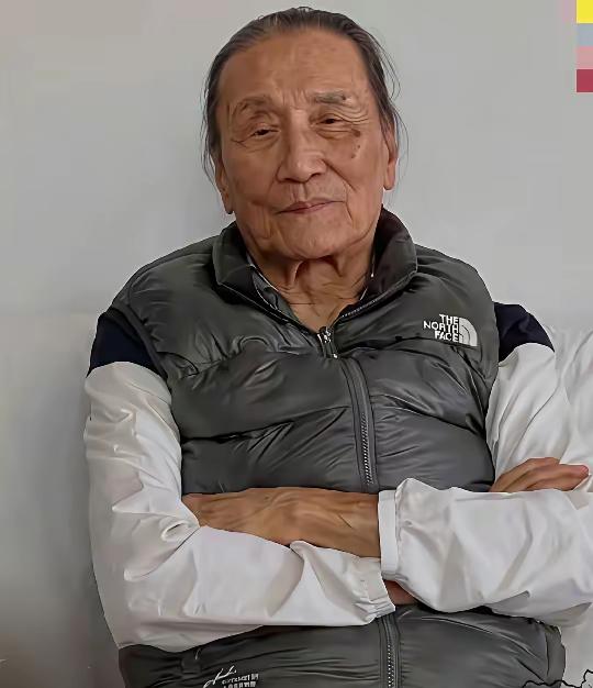 据说这是谢贤最后的照片，实话说，如果不说是他，我完全没认出来。无论是谁也没办法