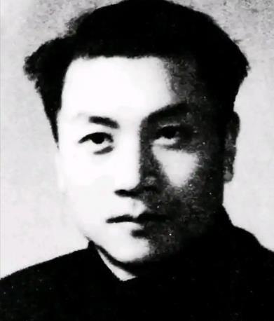 1944年，地下党员任远被俘。深夜，他轻声叫醒狱友，我重伤难治，日军已识破我身份