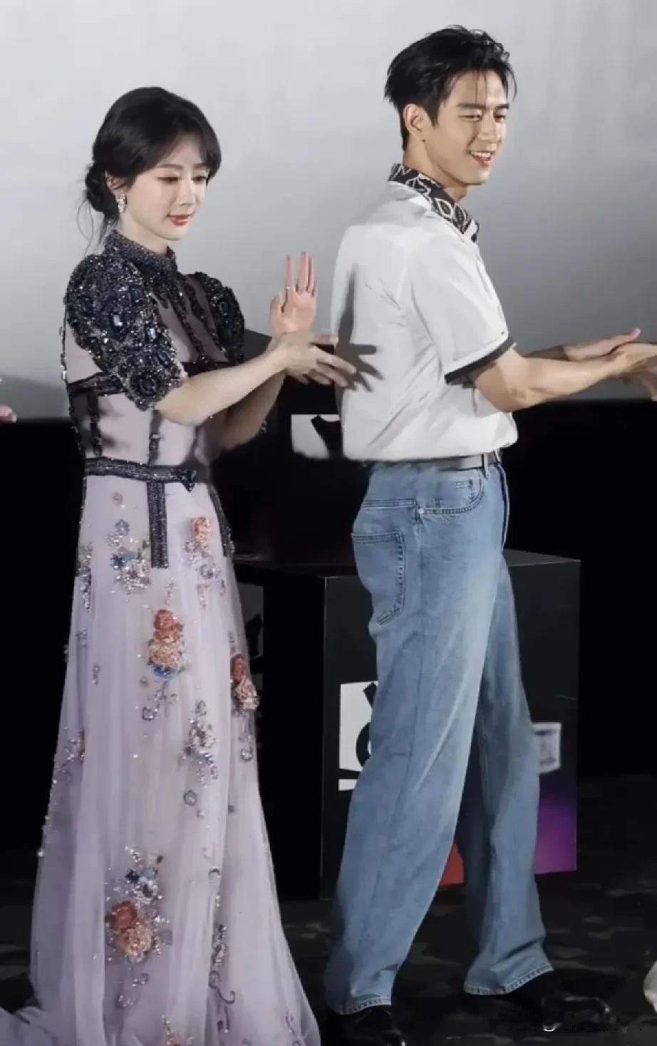 杨紫李现同框合跳‘难生恨’手势舞！两个人关键好可爱好漂亮。杨紫这次跳的真好看，舞
