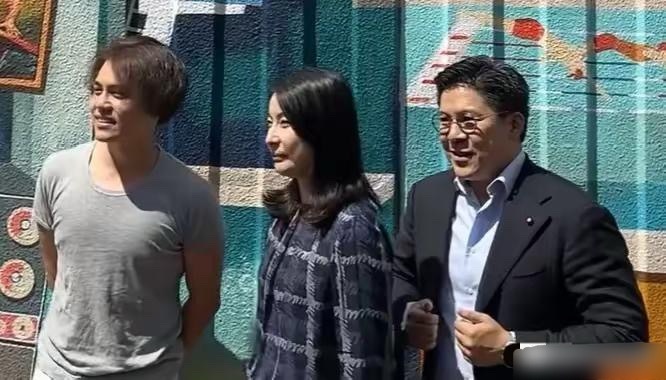 郭晶晶夫妇逛画展被偶遇，她大方合影、霍启刚忙着整理衣服……不得不说，现在的霍启刚