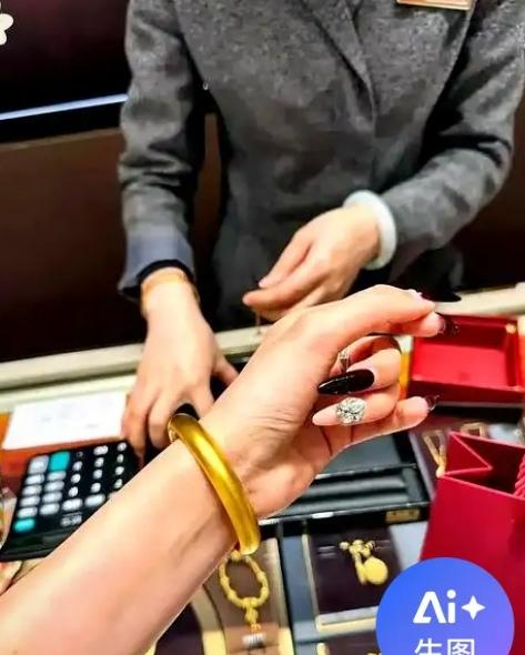 河南周口一女子，八年前在夜市地摊上花十块钱顺手买了个“镀金”镯子，天天戴着洗碗洗
