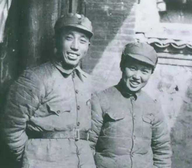 1937年，王震到师部开会，与首长身后女同志握手时，周围突然发出一片掌声，他脸红