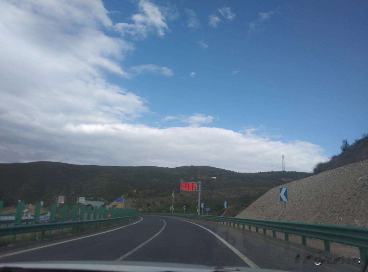 出发了开启一段长达1800公里的自驾旅行目的地呼伦贝尔大草原。压抑了许久