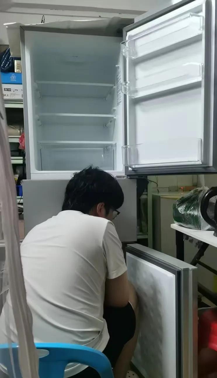 庆幸自己有个来“报恩”的儿子。从小搁在老家跟着爷爷奶奶一起生活，自打上学成绩一