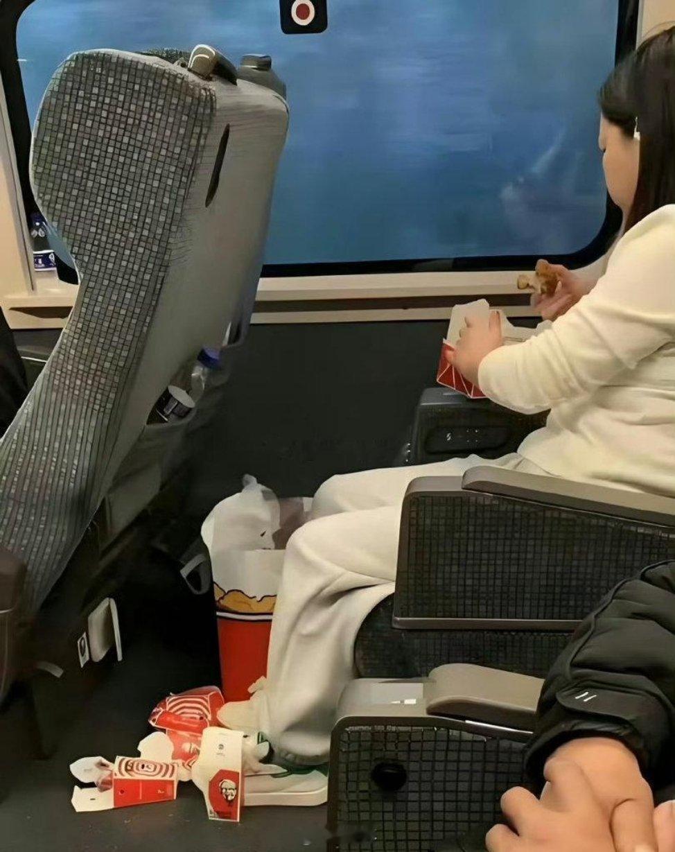 我真的很想告诉她，高铁一等座的小桌板