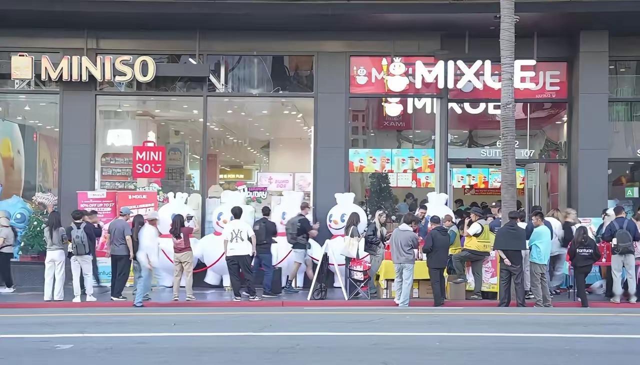 蜜雪冰城走出国，直接轰炸美国奶茶圈。这最新的消息，我们的亲民奶茶品牌蜜雪冰城扩