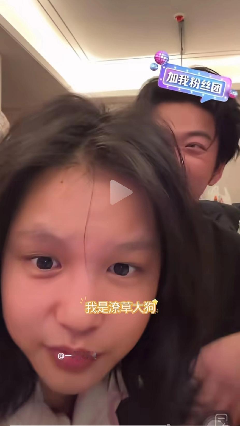 短剧演员卸了妆又不开美颜，实在是没眼看，这不就大街上的路人甲乙丙嘛！听说这两位是