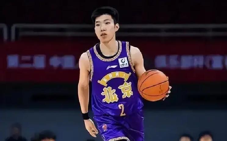 廖三宁掉出首发那天，闵鹿蕾只说了四个字：防守漏人。北控球迷群里瞬间炸锅。有