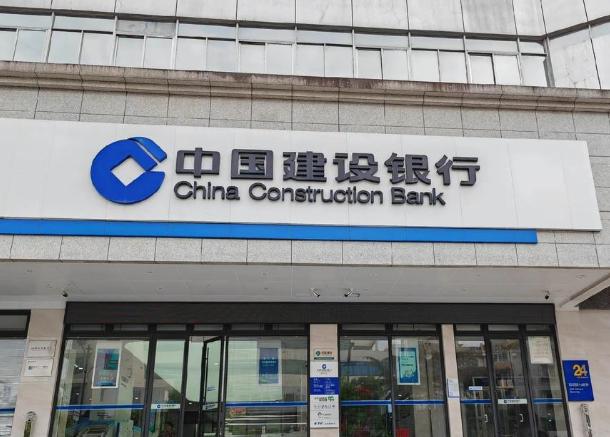 8月3日起建行部分网点中午要关门午休了。这消息一出，网友怒火全在“一刀切”上。1