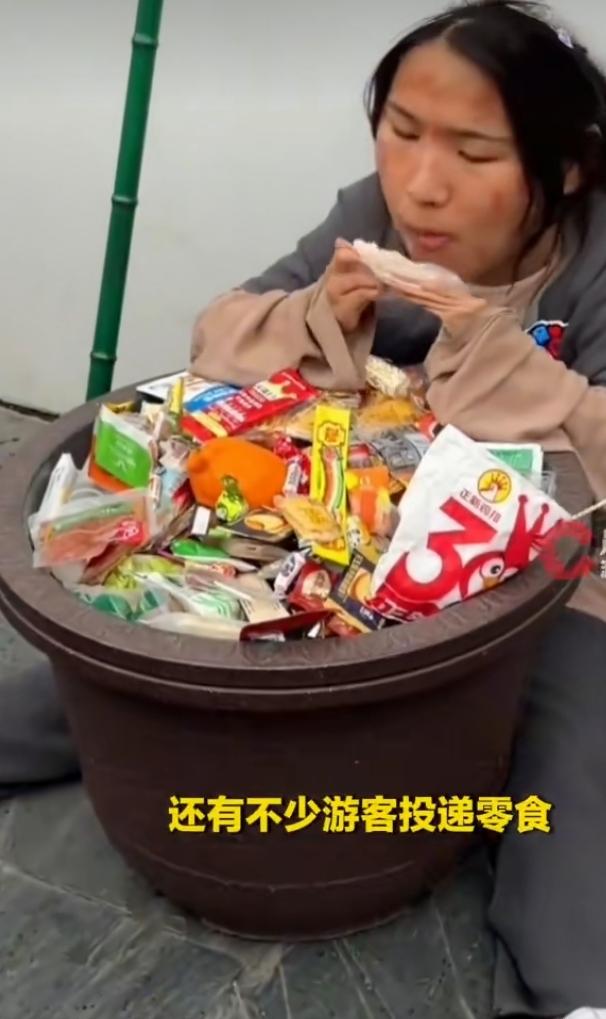 江西女乞丐NPC爆红，每天被游客投喂吃到长胖要说最近景区最让人羡慕的神仙工作，