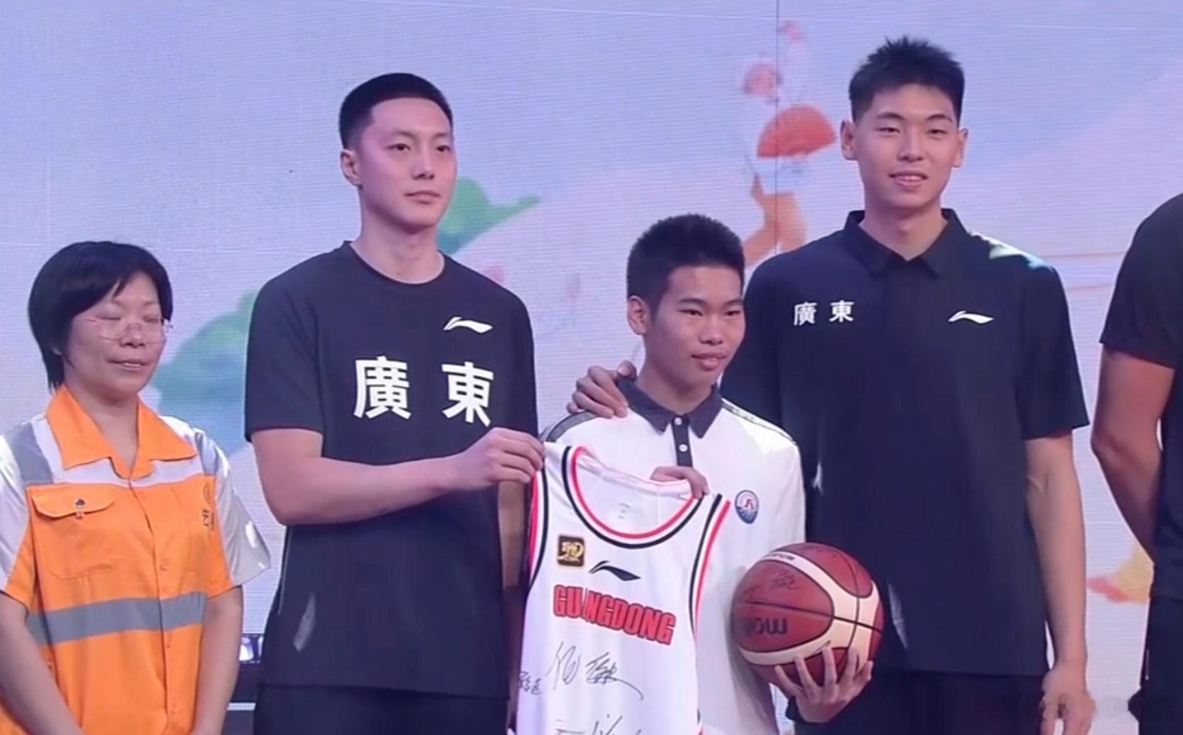 暖心一幕，广东宏远全队亮相广东省环卫工人节主题活动，朱总发言致敬环卫工人，胡明轩