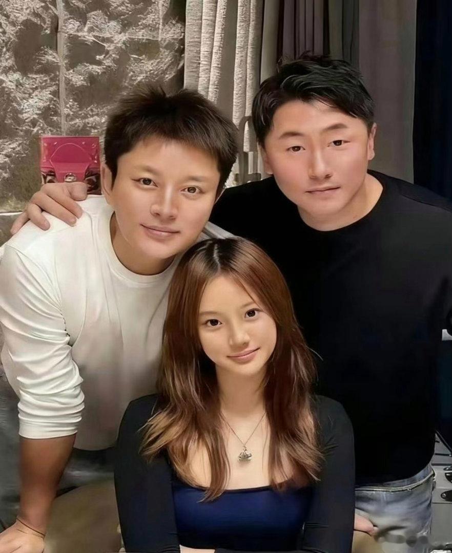 贾乃亮与十三岁女儿同框，温馨氛围感满满