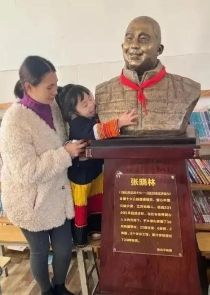 2021年，四川成都1女子带着3岁的女儿到大凉山景区。谁料，两人走到一座石像前，