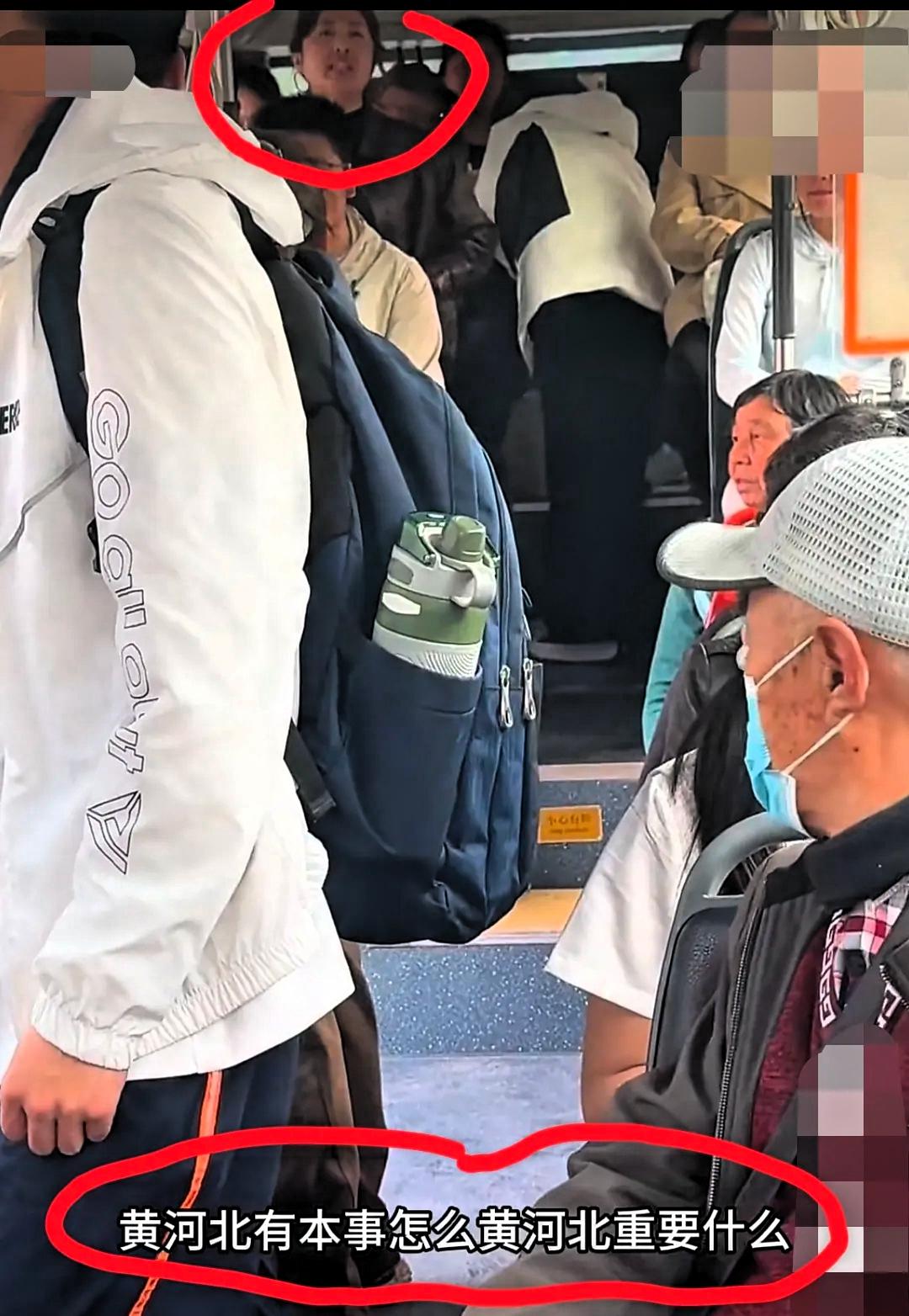 4月11日，山东济南。大妈带孩子拿着氢气球乘公交车，遭司机拒载后，大妈拒绝下车：