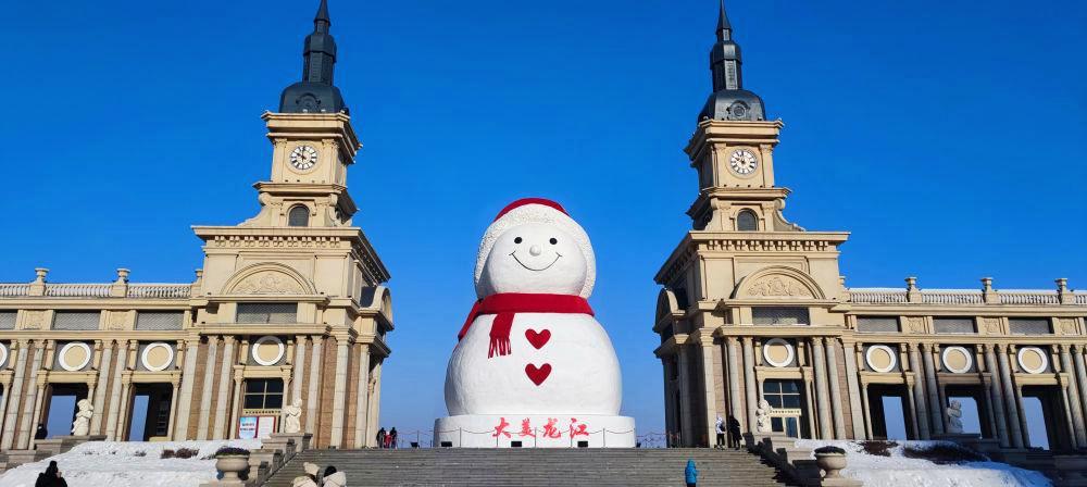 今年哈尔滨的网红大雪人又长高了1米，达到19米，成为冬季旅游的新亮点。随着冬日