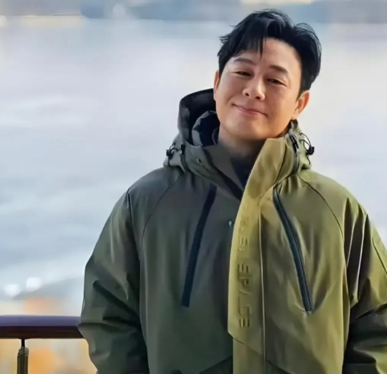 演员张颂文说，我是农村孩子，1997年，我花全部家当，在上海浦东金桥买了第1套房