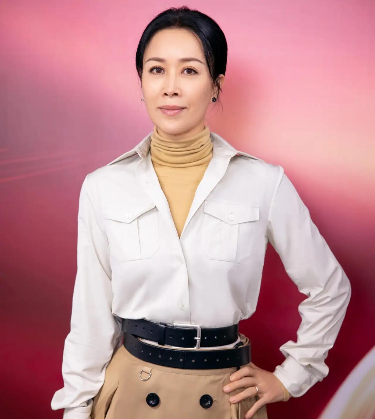 1990年，刘青打电话叫那英去唱《山不转水转》。那英正在家里打麻将，十分不情愿: