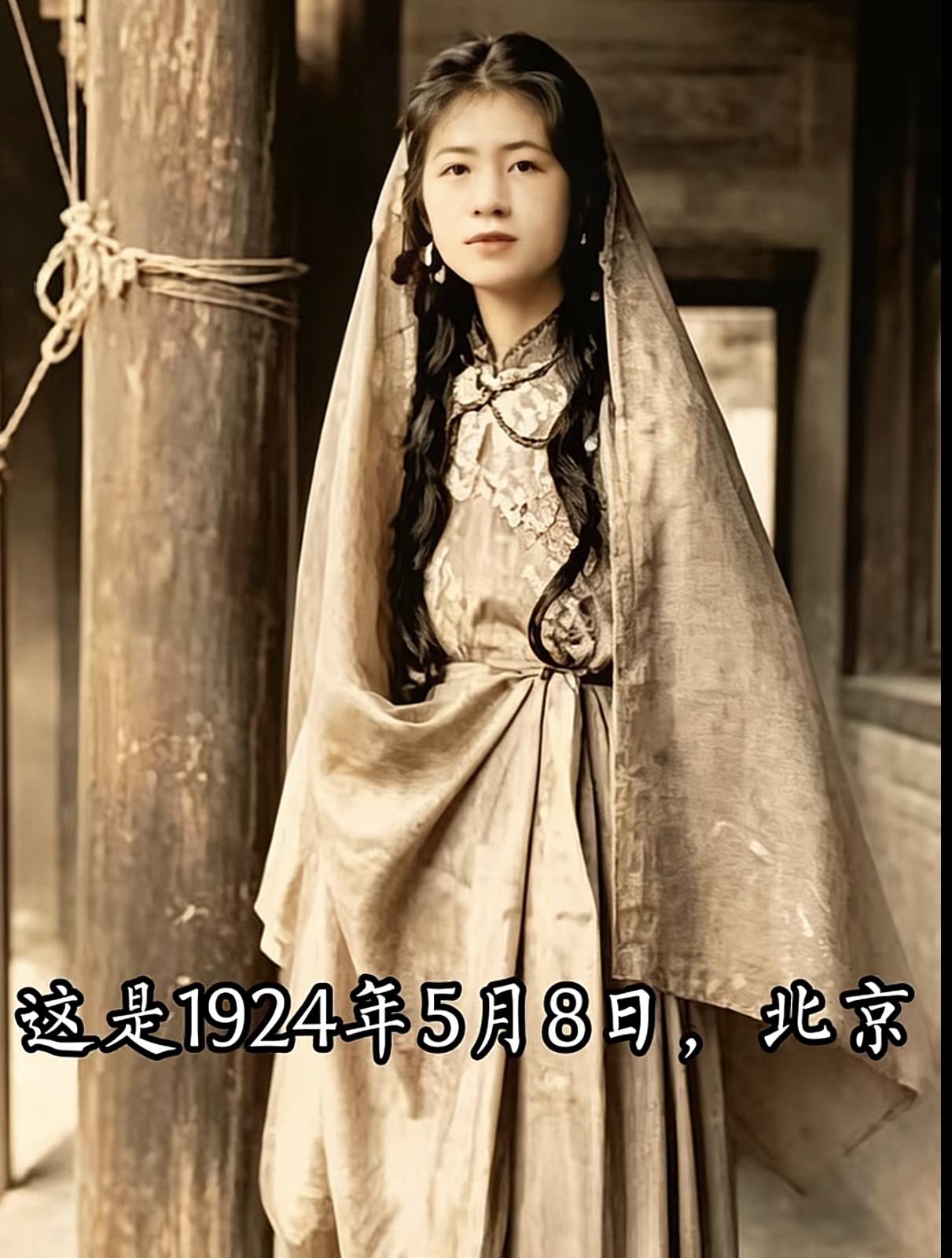 下图是林徽因饰演泰戈尔《齐德拉》主角齐德拉公主的照片，照片中的林徽因一袭纱丽，看