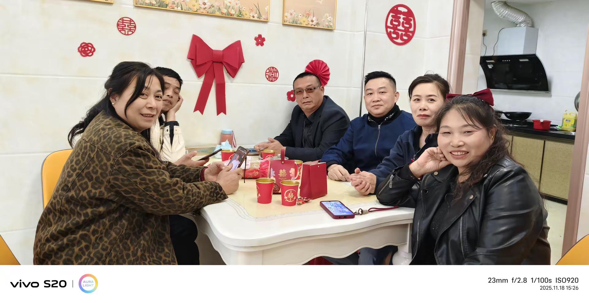 兄弟姐妹相聚在一起。兄弟姐妹