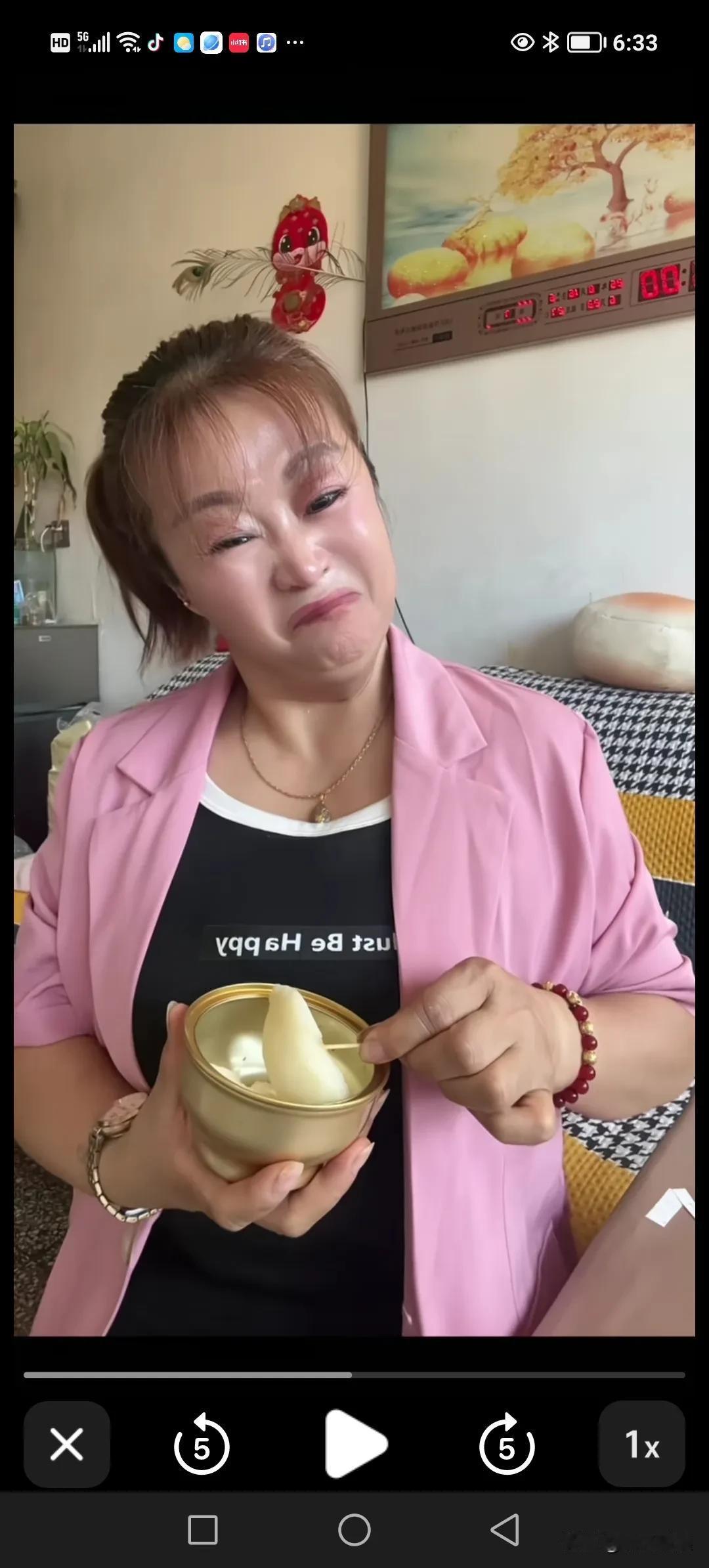 主人正在吃东西，狗狗走上前去，想要讨要一点。主人瞪眼，意思是不给它。狗狗便学着主