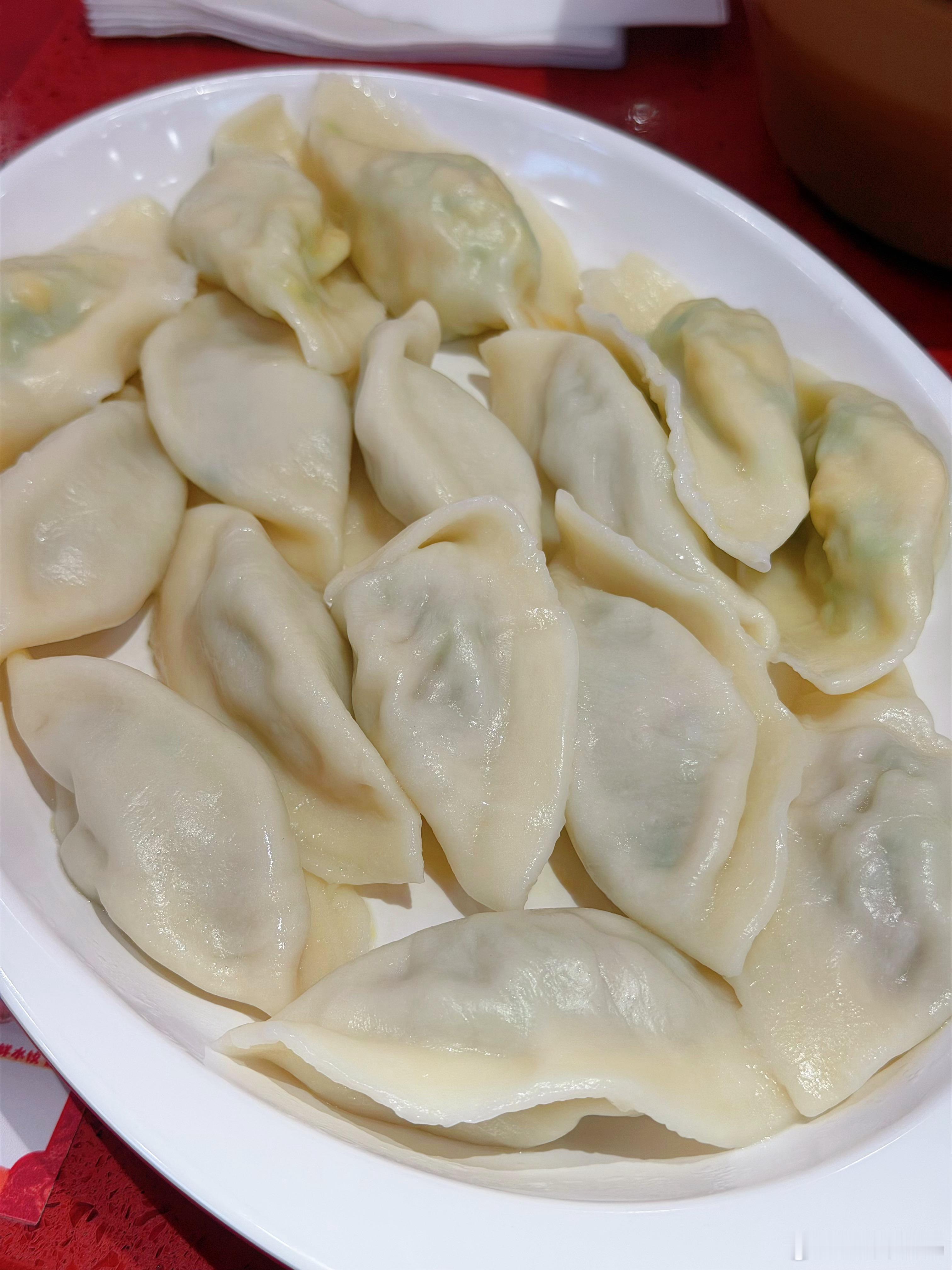 晚上吃水饺，喜家德这水饺形状跟我们那包法不太一样，没褶儿，哪里的包法[doge]