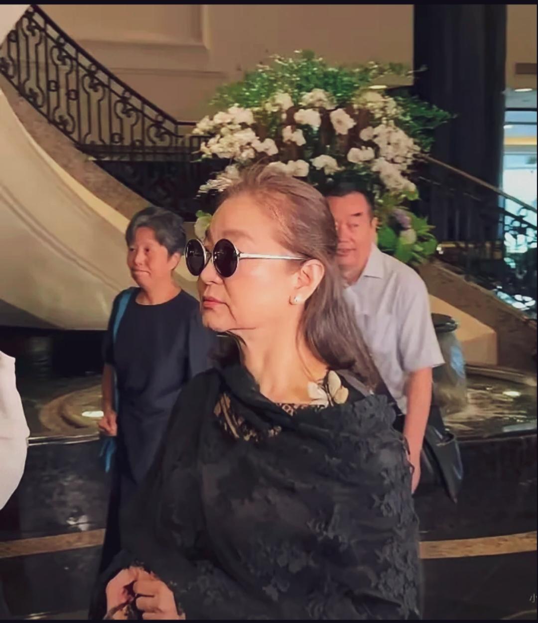 曾经风华绝代的东方美人林青霞，头发半束，发间露出些许白丝，举止沉稳，自带老牌女星