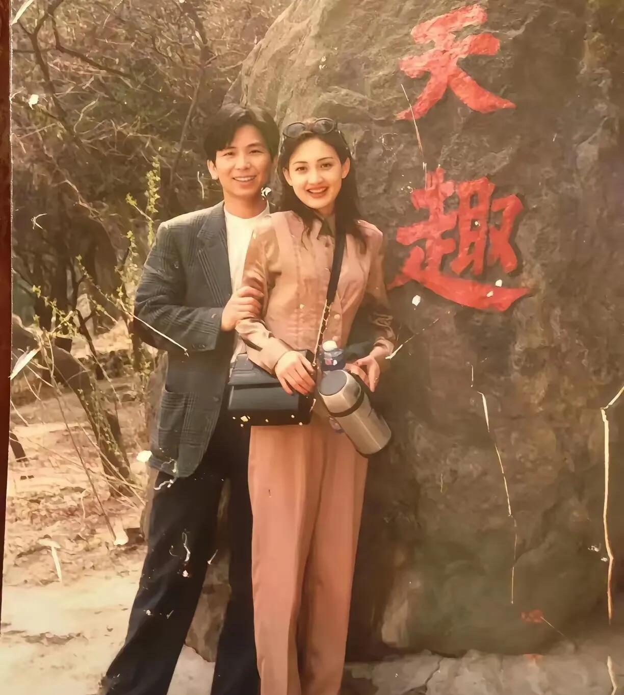 太喜欢这一张照片了，那个时候的牛莉真美，感觉她的颜值比章子怡更好看。精美的五官，