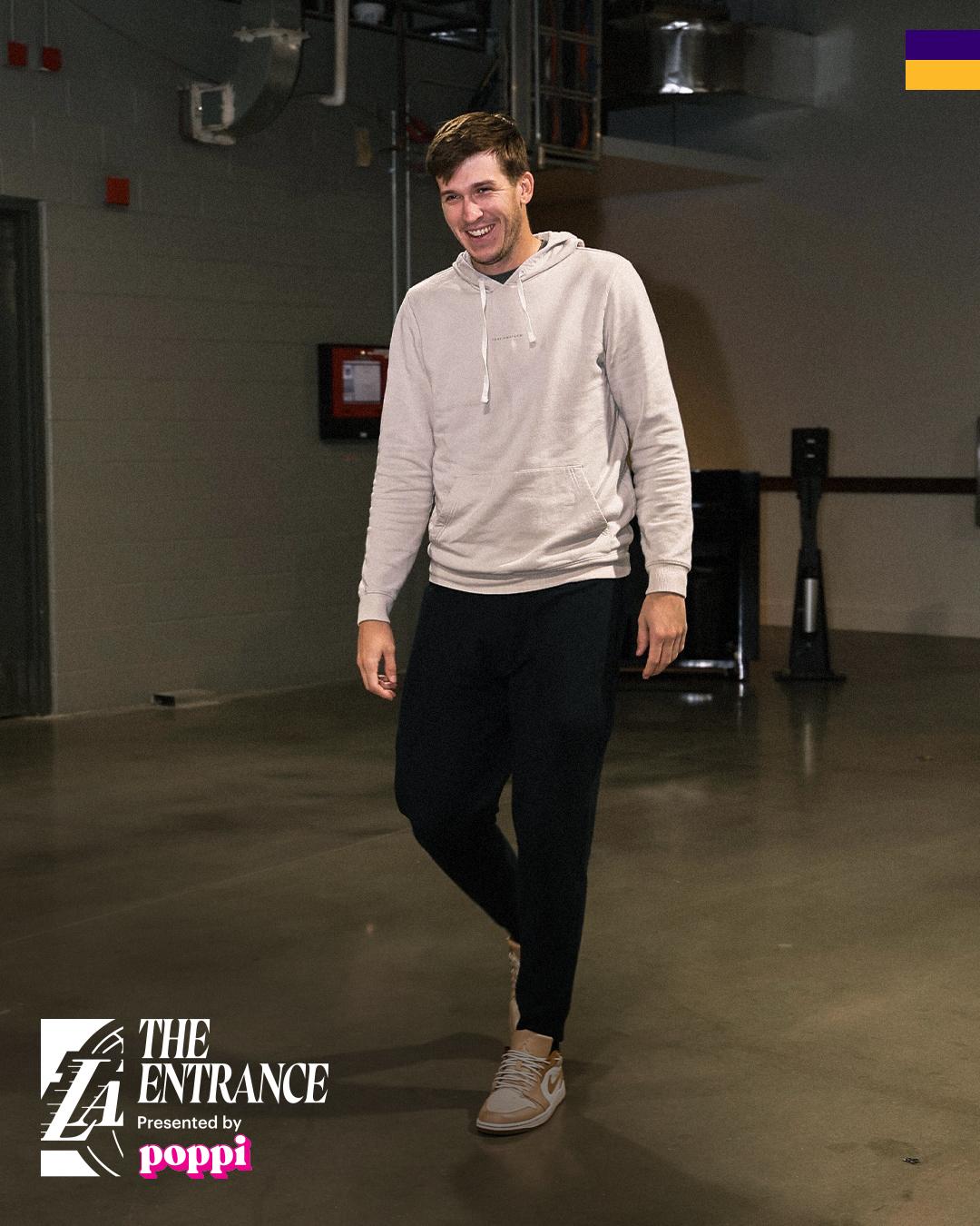 湖人: 与Poppi联名推出周一篮球主题活动