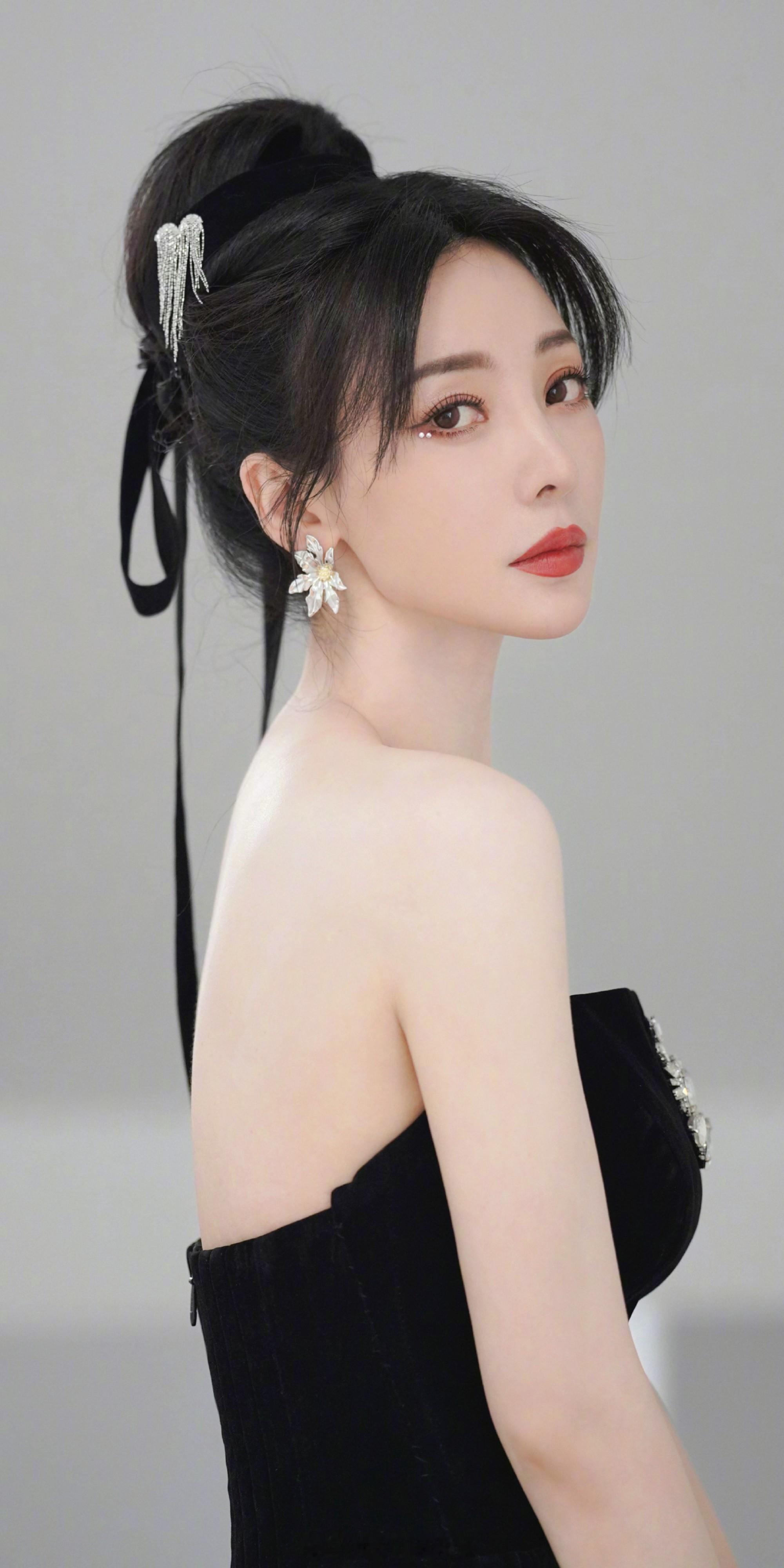 柳岩黑色抹胸写真