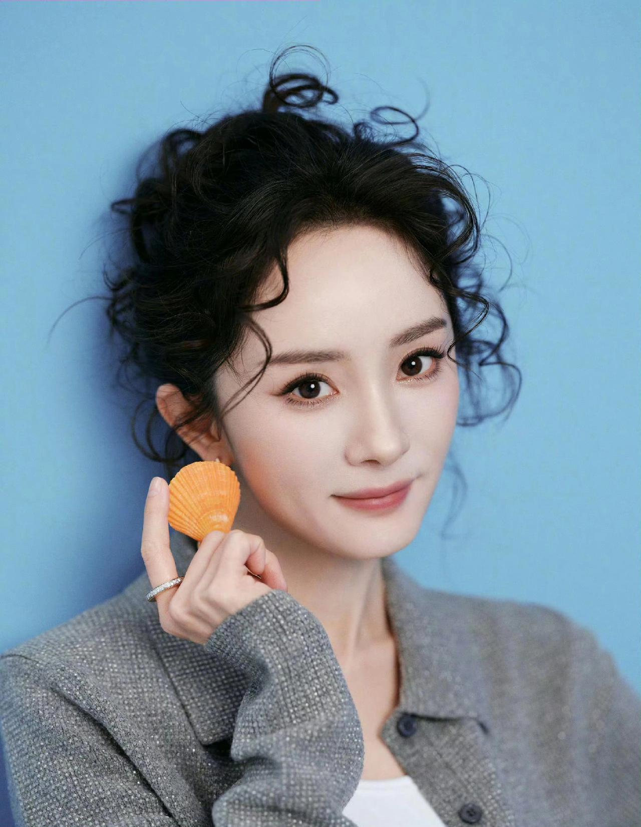 这种发型连杨幂都hold不住[捂脸哭]真的没见过哪个明星弄这个发型好看的，有种强行