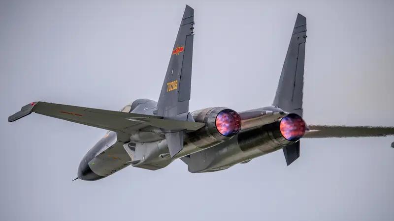 歼-36真的有可能改变未来空战形态！3月17日它再次试飞，照片流出后美媒直接