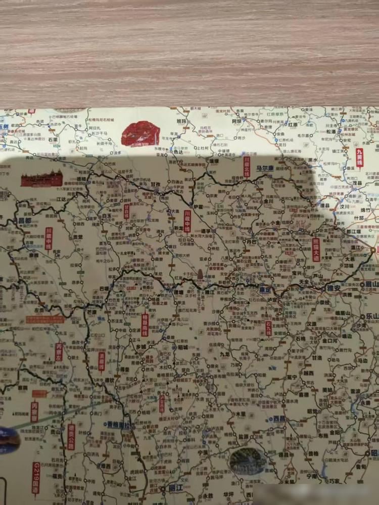 在甘孜充电的时候，遇到一对老夫妻，开着一台SUV，说是要去拉萨！问我是不是也