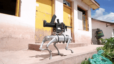 大场面！机器狗扛枪冲锋，穿越机逐间歼灭！看这场面，已经人工智能在练习巷战了，奉劝