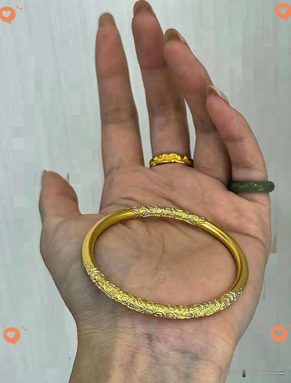 真的亏麻了！现在黄金已经暴跌了，我婆婆之前给我了一个黄金手镯，大概60克左右，