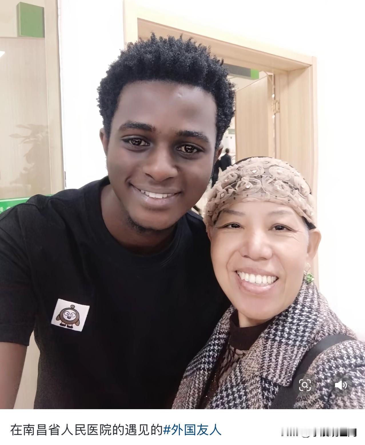 我就不明白了，这位大娘和这位阿姨见到黑人朋友这么激动嘛[抠鼻]！图一这个大娘是