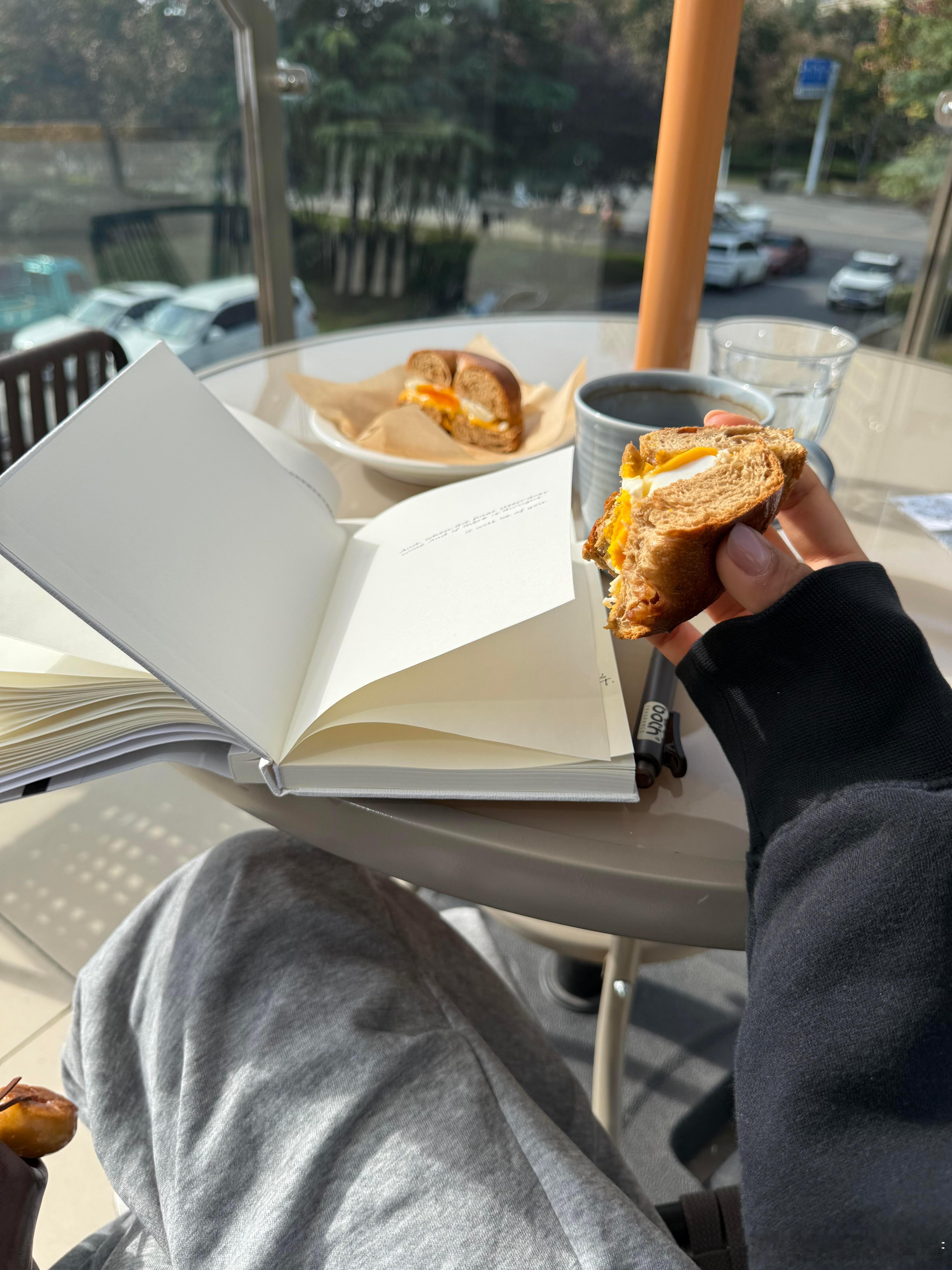 我只想晒晒太阳喝喝咖啡看看书庆幸杯子里有咖啡桌上有书时间闲闲阳光明媚